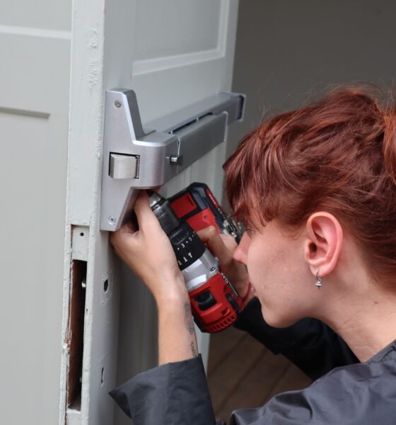 how to fix a loose doorknob
