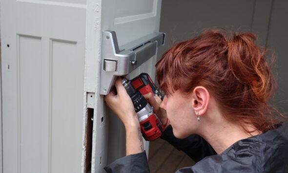 how to fix a loose doorknob